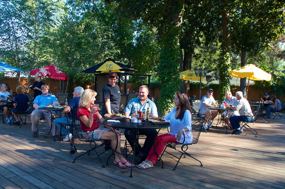 Wagners Ribs - outdoor dining